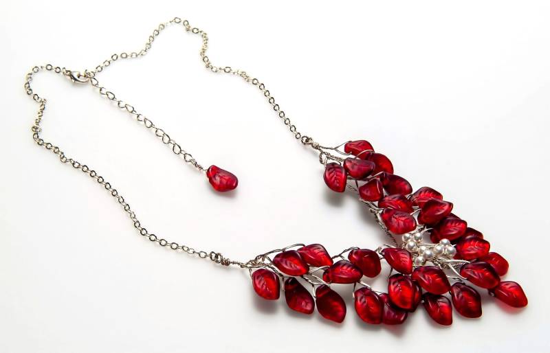 Rote Brauthalskette Für Braut, Zierliche Blatt-Halskette, Elfen-Halskette, Natur-Hochzeits-Schmuck Frauen, Pflanzenmutter von CherylParrottJewelry