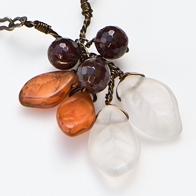Roter Granat Blatt Halskette, Weiß Orange Perlen Rustikale Hochzeitskette, Zweig Schmuck, Natur Floral Geschenk Für Sie von CherylParrottJewelry
