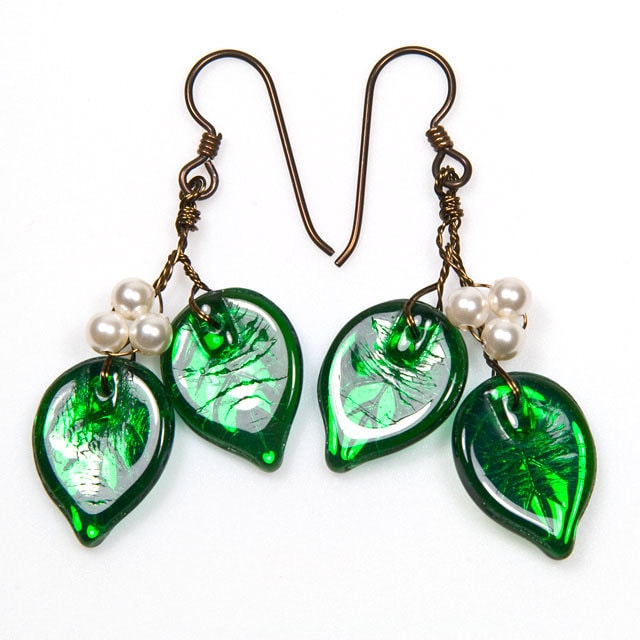 Weiß Grün Ohrringe, Blatt Geschenk Für Sie von CherylParrottJewelry