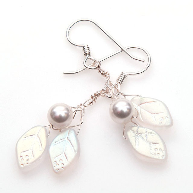 Weiße Sterling Silber Blatt Ohrringe, Weiße Baumeln Zweig Ohrringe in Naturschmuck von CherylParrottJewelry