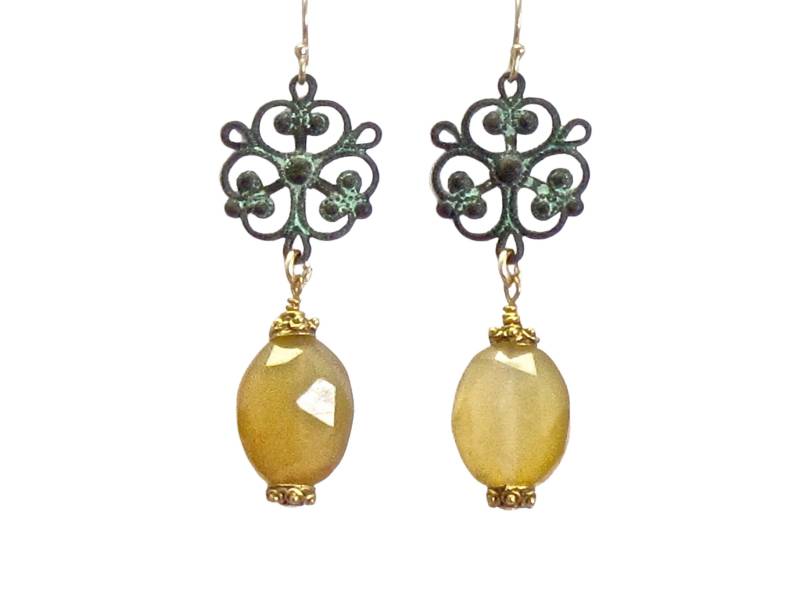 Gelbe Chalcedon Tropfen Ohrringe Vergoldet & Grünspan Medaillon Gelbe Chalcedon Tropfen Ohrringe Vergoldet & Grünspan Medaillon von CherylPetersonDesign