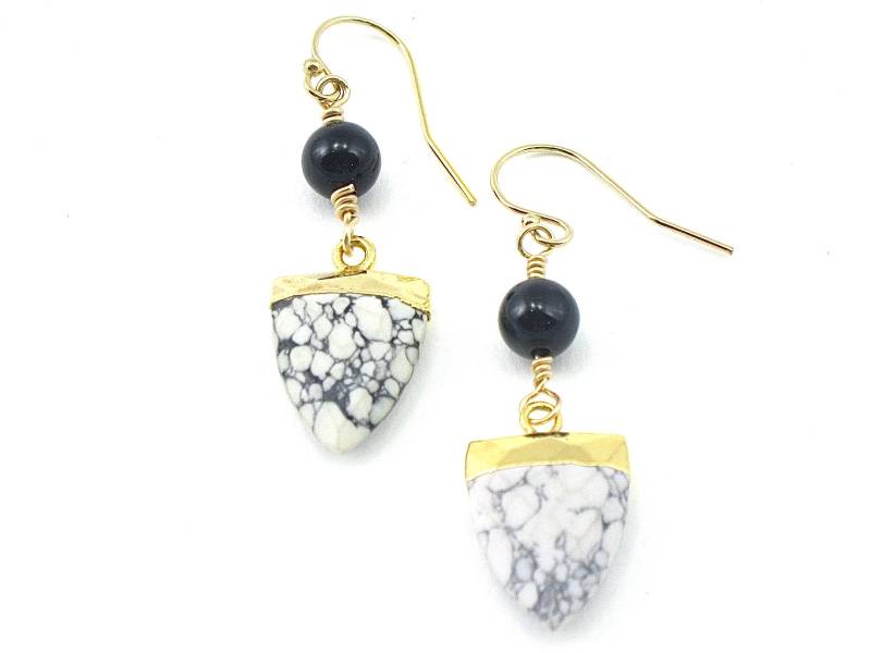Howlith Ohrringe Schwarze Perle, Gold-Eingefasster Stein, 14K Gold Fill von CherylPetersonDesign