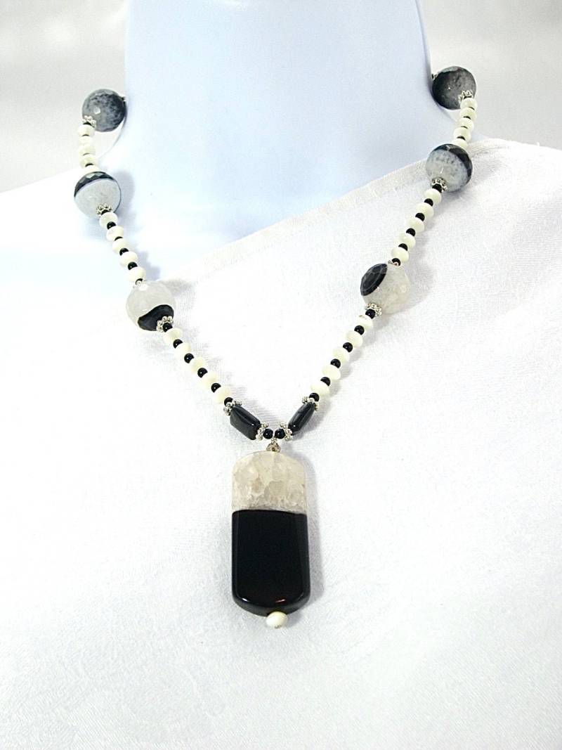 Perlmutt Achat Anhänger Halskette Schwarz & Weiß Edelstein Schmuck von CherylPetersonDesign