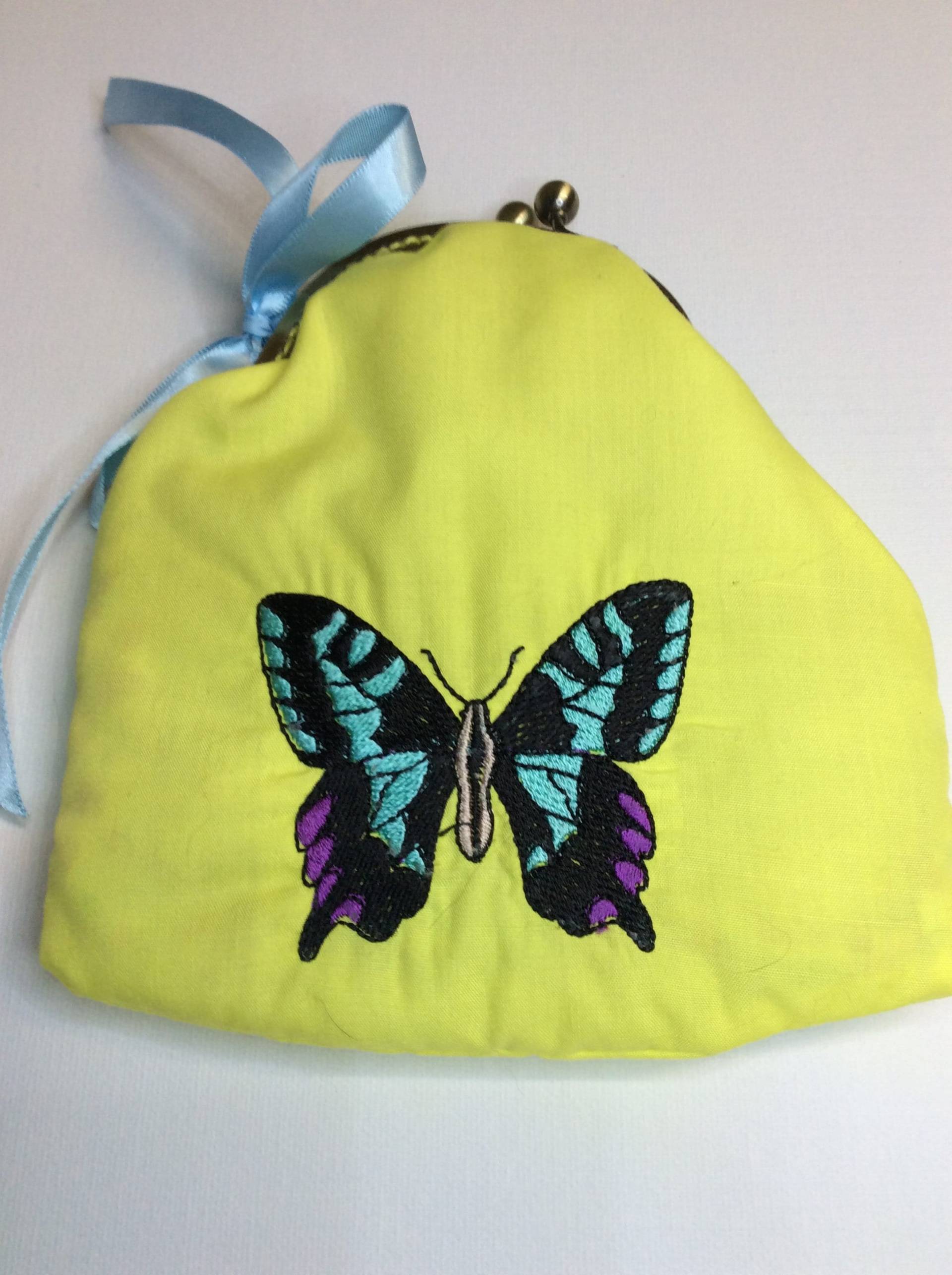 Clasp Larg Purse With Embroidered Butterfly Design Yellow Colour Blue Ribbon All Occasions Lined Looks Very Nice As A Clutch Bag Clasp Larg Purse With Embroidered Butterfly Design Yellow Colour Blue Ribbon All Occasions Lined Looks Very Nice As A Clutch Bag von CherylsStitchyMakes