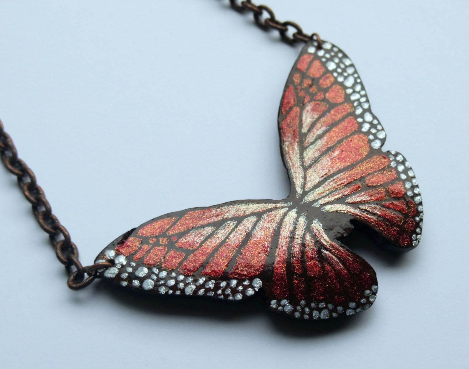 Monarchfalter Herbst Kürbis Halskette | Handbemalte Große Holz-statement-Anhänger-Kette Glitzer Schimmer Flügel Entomologie Geschenk Monarchfalter Herbst Kürbis Halskette | Handbemalte Große Holz-statement-Anhänger-Kette Glitzer Schimmer Flügel Entomologie Geschenk von CheshDesigns