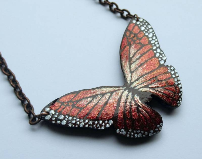 Monarchfalter Herbst Kürbis Halskette | Handbemalte Große Holz-statement-Anhänger-Kette Glitzer Schimmer Flügel Entomologie Geschenk Monarchfalter Herbst Kürbis Halskette | Handbemalte Große Holz-statement-Anhänger-Kette Glitzer Schimmer Flügel Entomologie Geschenk von CheshDesigns