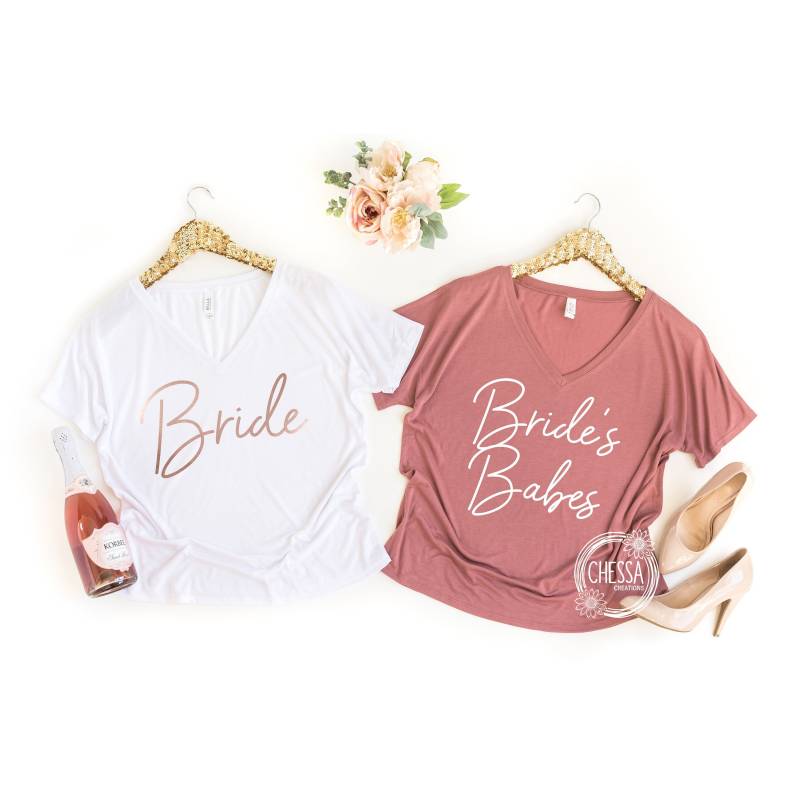Junggesellinnen T-Shirts, Brautjungfern, Mauve & Rosegold Slouchy V-Neck Brautjungfern Getting Ready Shirt Set 8815 von ChessaCreationsToo