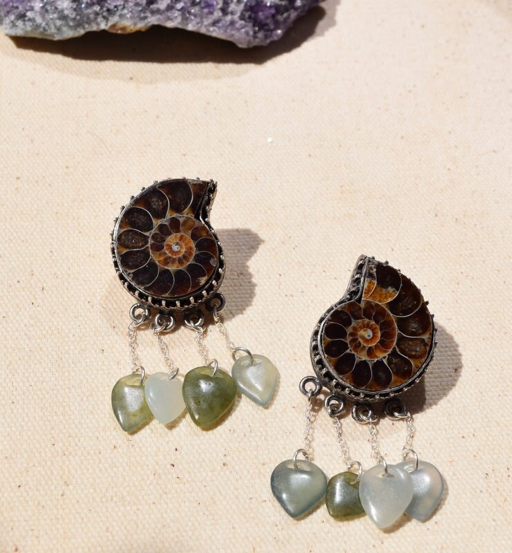 Ammonit Fossil Und Jade Handgefertigte Sterling Silber Ohrringe Baumeln Ammonit Fossil Und Jade Handgefertigte Sterling Silber Ohrringe Baumeln von Chetane