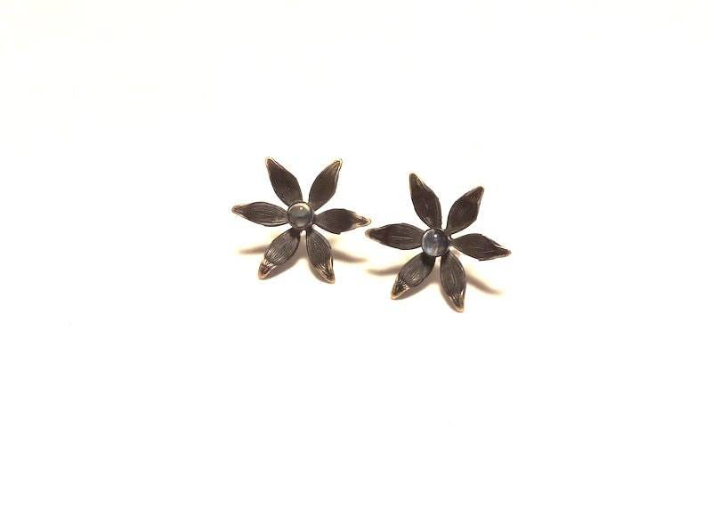 Gold Vergoldet Mondstein Blume Ohrstecker Gold Vergoldet Mondstein Blume Ohrstecker von Chetane