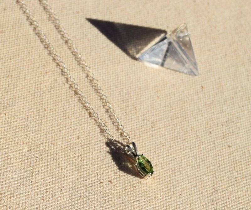 Natürlichen Peridot Sterling Silber Handgemachte Zierliche Halskette Natürlichen Peridot Sterling Silber Handgemachte Zierliche Halskette von Chetane