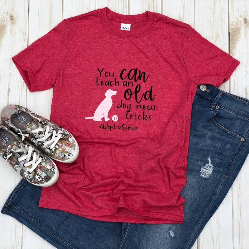 Sie Können Einem Alten Hund Neue Tricks Beibringen ... Adoptieren Einen Senior Personalisiertes T-Shirt, Weiche Shirts, Hunde-Shirts, Alter Hund Sie Können Einem Alten Hund Neue Tricks Beibringen ... Adoptieren Einen Senior Personalisiertes T-Shirt, Weiche Shirts, Hunde-Shirts, Alter Hund von Chewlinkagear