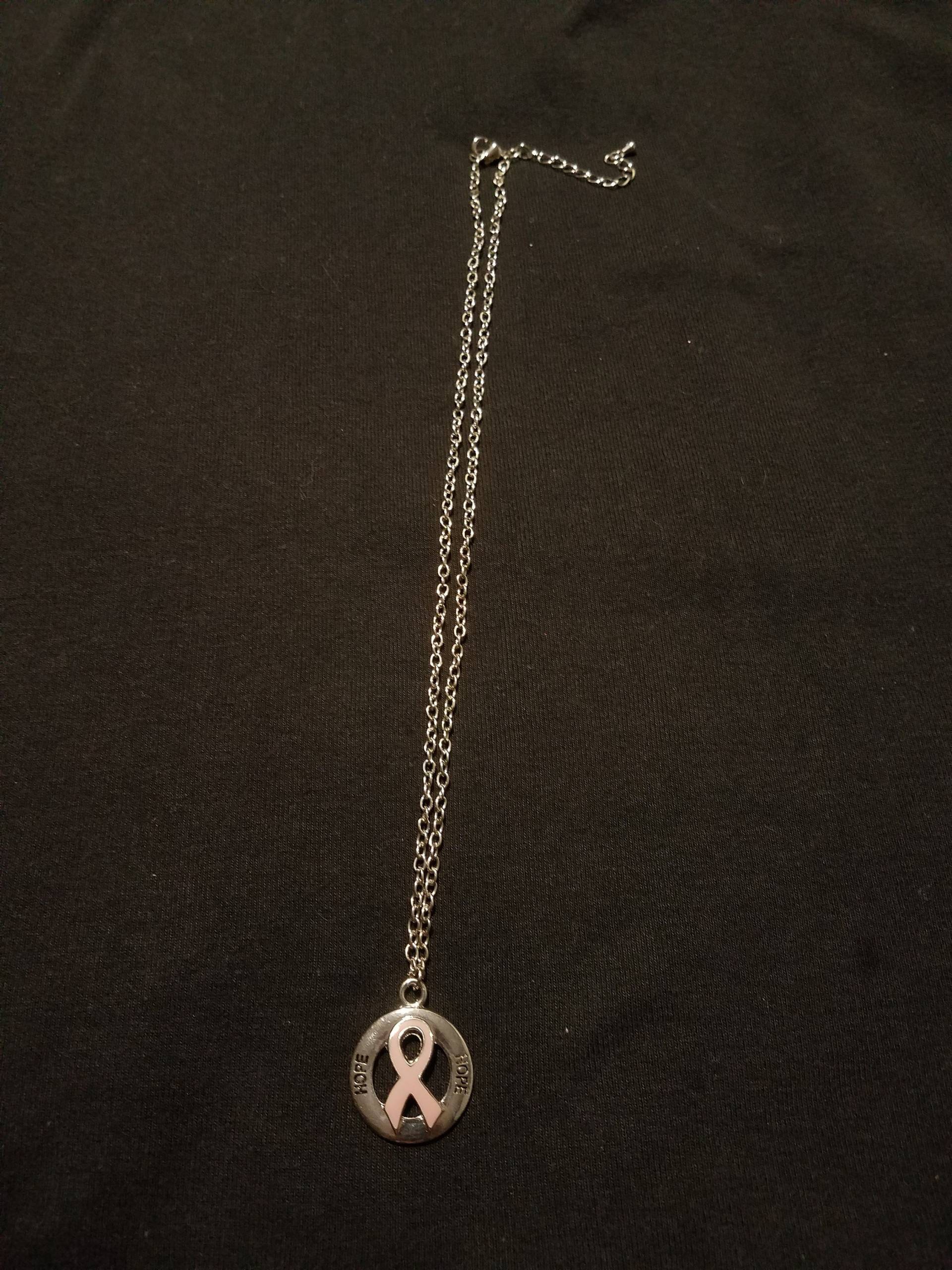 Metall Brust-Krebs-Band-Halskette Metall Brust-Krebs-Band-Halskette von CheysLovingTreasures