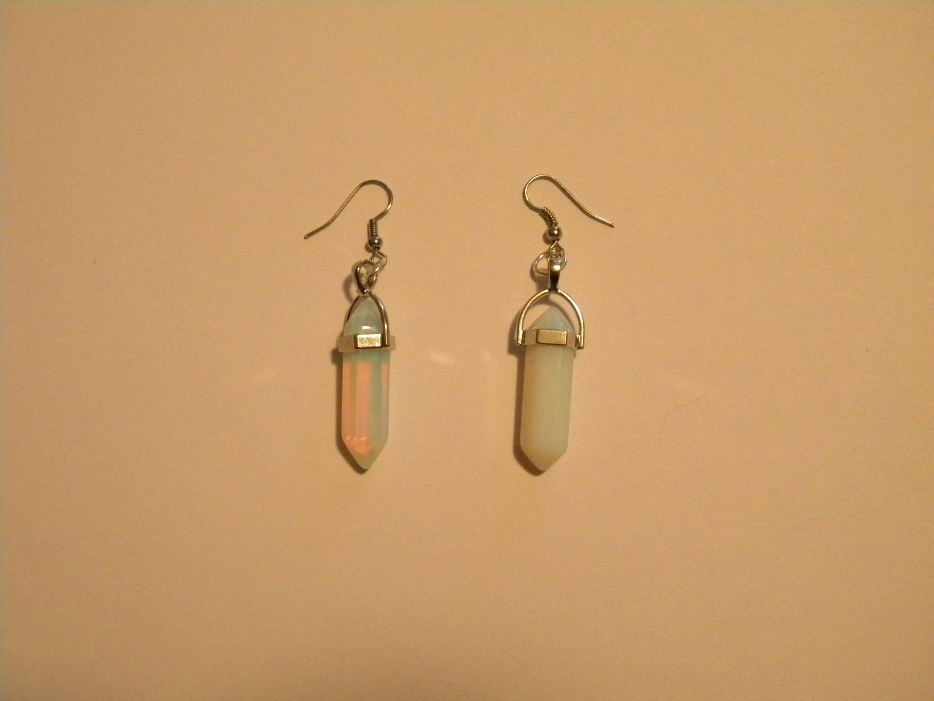 Opal Und Silber Facettierte Tropfen-Ohrringe Opal Und Silber Facettierte Tropfen-Ohrringe von CheysLovingTreasures