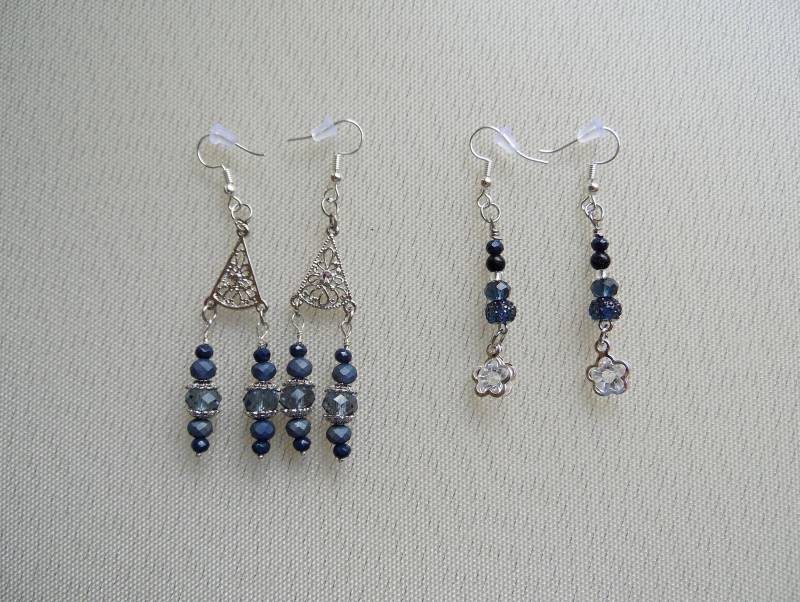 Blaue Und Silberfarbene Chandelier Ohrringe von ChezBoyer