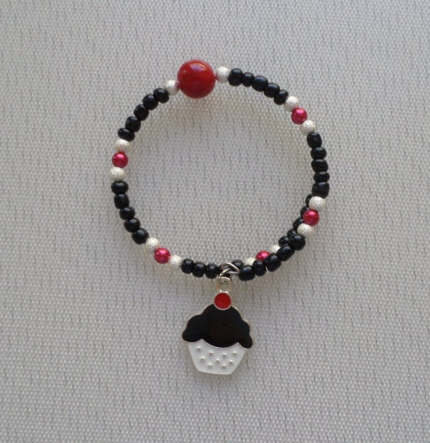 Cupcake Armband Mit Kirsche Auf Oberseite von ChezBoyer