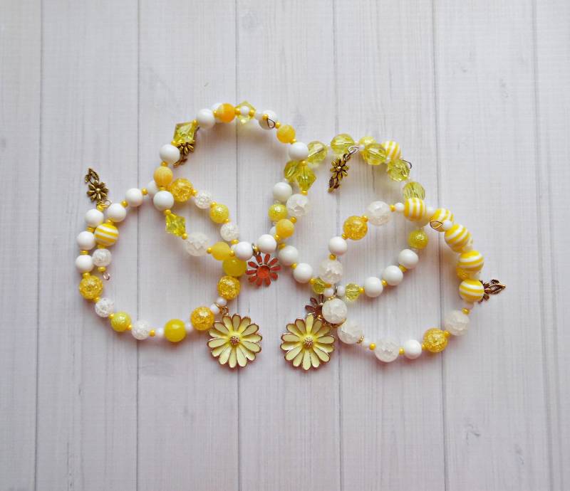 Gänseblümchen Blume Perlen- Und Bettelarmband - Blumenschmuck von ChezBoyer