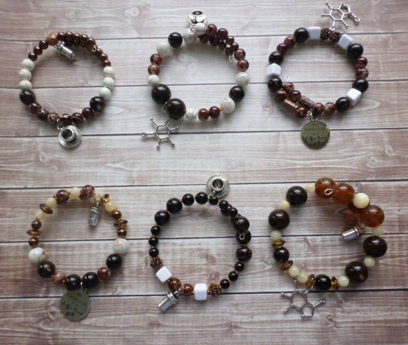 Kaffee Armband - Koffein-Molecule Mein Geburtsstein Ist Eine Kaffeebohne Silberfarben von ChezBoyer