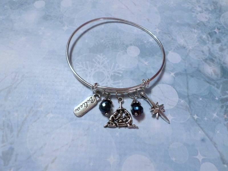Weihnachtskrippe Silber Armband Mit Believe Charm Und Dunkelblauen Perlen von ChezBoyer