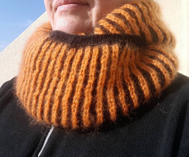 Sehr Weicher Orange-Schwarzer „Zwei Windungen"-Kragen/Snood Sehr Weicher Orange-Schwarzer „Zwei Windungen"-Kragen/Snood von ChezCilou