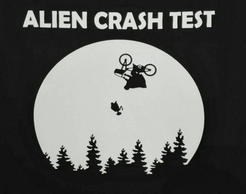 Humorvolles „Alien-Crashtest"-T-Shirt Für Männer Oder Frauen von ChezKana31