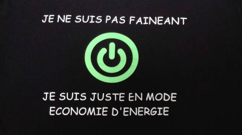 Humorvolles Kinder-T-Shirt „Ich Bin Im Energiesparmodus" von ChezKana31