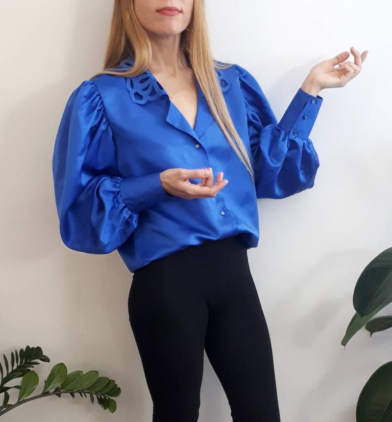 Vintage Electric Blue Satin Bluse, Bestickter Kragen, Grösse M von ChezMargotVintage