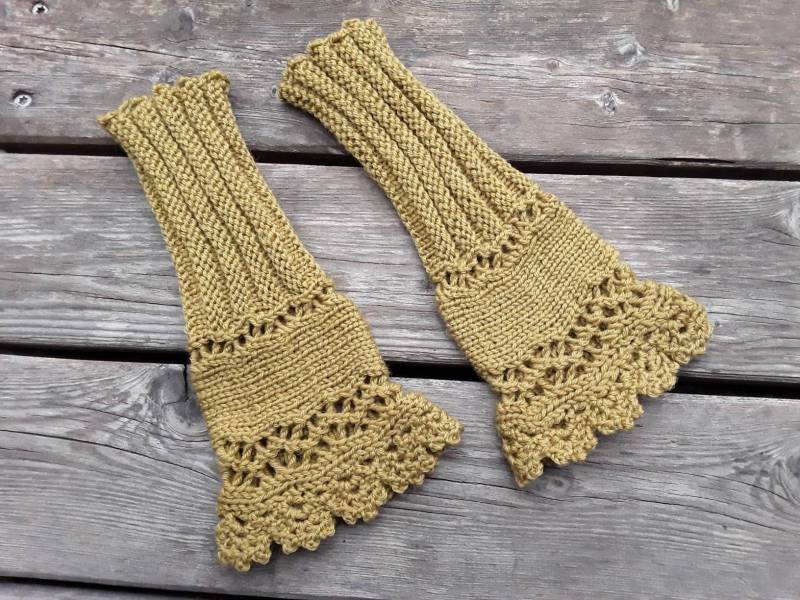 stulpen Oder Pulswärmer Handgestrickt Aus Wolle, Für Kleinere Hände, Grösse S - M, Farbe Goldenen Ockerton von ChezMarith