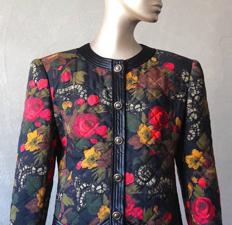 Geblümte Steppjacke Im Stil Der 80Er Jahre von ChezPauletteVintage