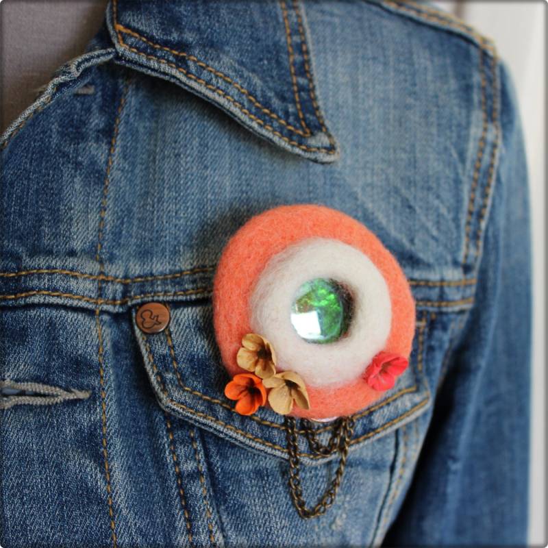Broche En Laine Feutrée Avec Des Fleurs Fait Main Broche En Laine Feutrée Avec Des Fleurs Fait Main von Chezlapetitesouris