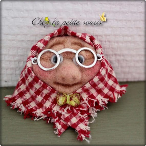 Broche En Laine Feutrée "Babouchka"/Vieille Dame Avec Les Lunettes ." Broche En Laine Feutrée "Babouchka"/Vieille Dame Avec Les Lunettes ." von Chezlapetitesouris