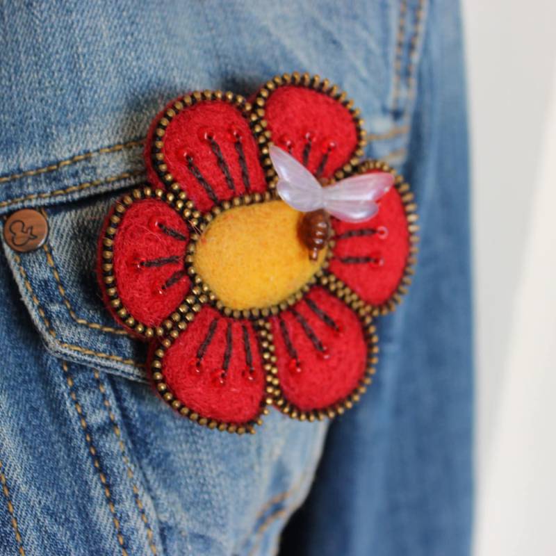 Broche En Laine Feutrée "Fleur Avec Une Abeille" Broche En Laine Feutrée "Fleur Avec Une Abeille" von Chezlapetitesouris