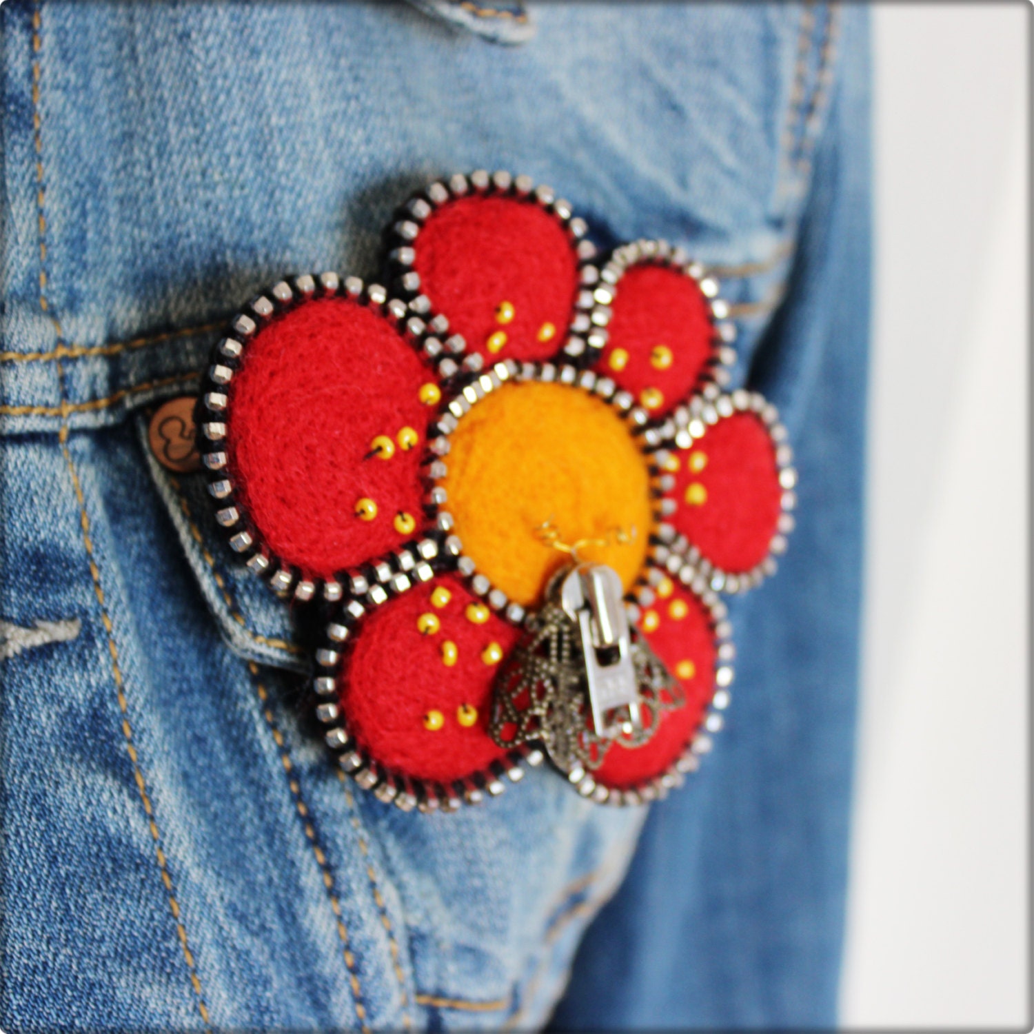 Broche En Laine Feutrée "Fleur Avec Une Mouche" Broche En Laine Feutrée "Fleur Avec Une Mouche" von Chezlapetitesouris