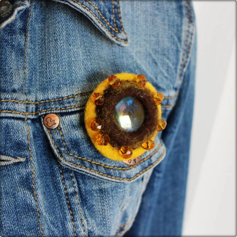 Broche En Laine Feutrée "Tournesol" Accessoires Fuer La Veste Broche En Laine Feutrée "Tournesol" Accessoires Fuer La Veste von Chezlapetitesouris