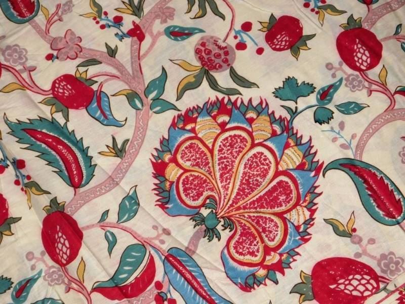 Floral Print Baumwollstoff Rote Erdbeere, Grünes Blatt, Beige Hand Block Gedruckt Floral Print Baumwollstoff Rote Erdbeere, Grünes Blatt, Beige Hand Block Gedruckt von Chhipaarts