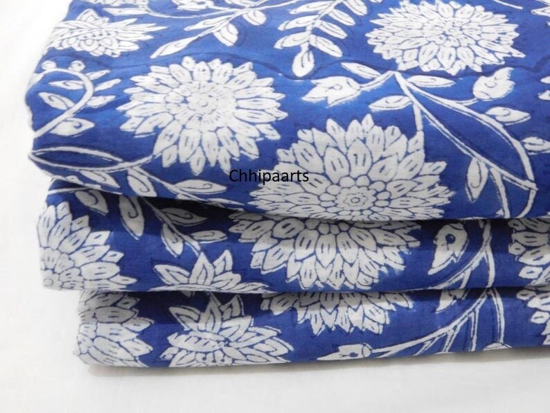 Handgedruckter Baumwollstoff Floral Blau, 5 Yard von Chhipaarts