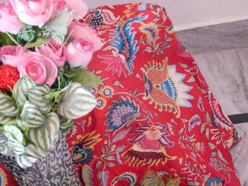 Roter Floral Block Print Baumwollstoff Sanganeri Nähmaterial Roter Floral Block Print Baumwollstoff Sanganeri Nähmaterial von Chhipaarts