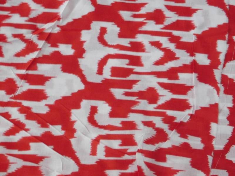 Roter Ikth Print Baumwollstoff Sanganeri Hand Block Material, Lose Ware Roter Ikth Print Baumwollstoff Sanganeri Hand Block Material, Lose Ware von Chhipaarts