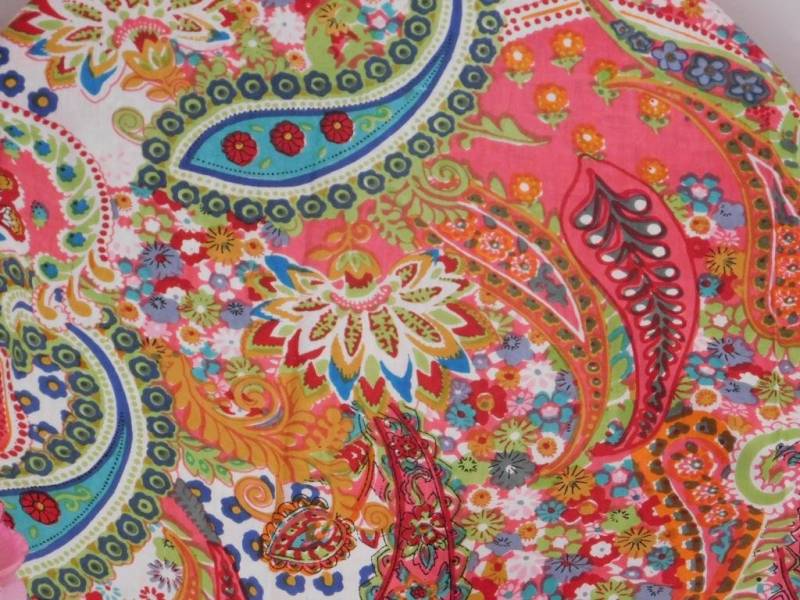 Pink Paisley-Baumwollstoff Handblockdruck, 111 cm Breit Pink Paisley-Baumwollstoff Handblockdruck, 111 cm Breit von Chhipaarts