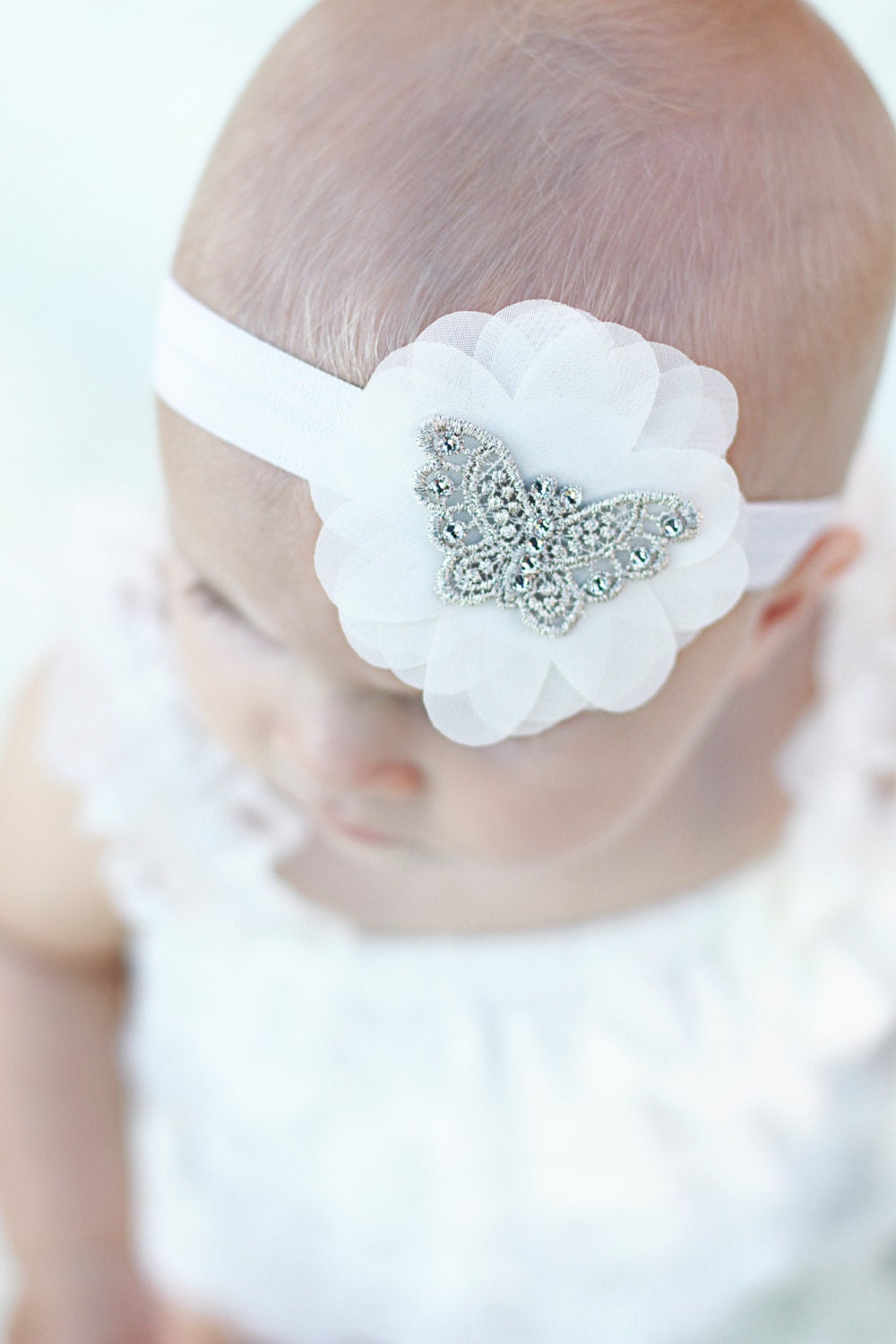 Schmetterling-Stirnband Mit Rüschen Chiffon Und Swarovski Strasssteine, Neugeborenes Baby Stirnband, Foto-Prop von ChiCrystalsBoutique