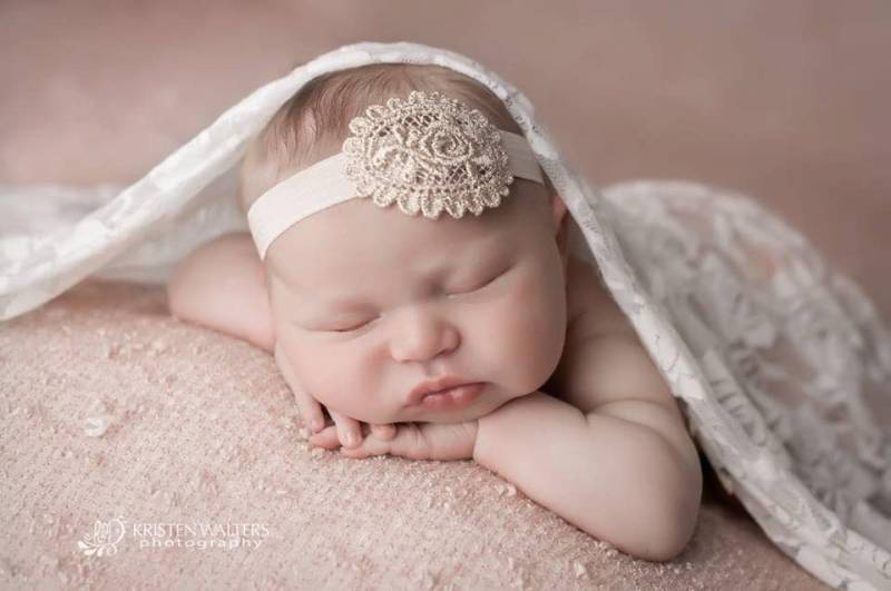 Spitze Vintage Stirnband-Baby Mädchen-Blumenmädchen-Swarovski Kristalle-Samtband-Bestickte Spitze-Blumenmädchen von ChiCrystalsBoutique