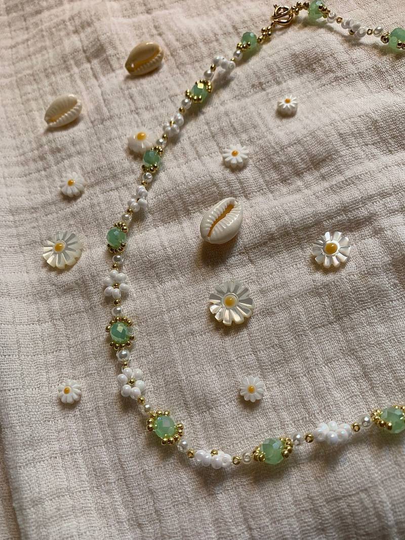 Beaded Flower Necklace With Green Glas Pearls von ChiJewelryOnlineShop