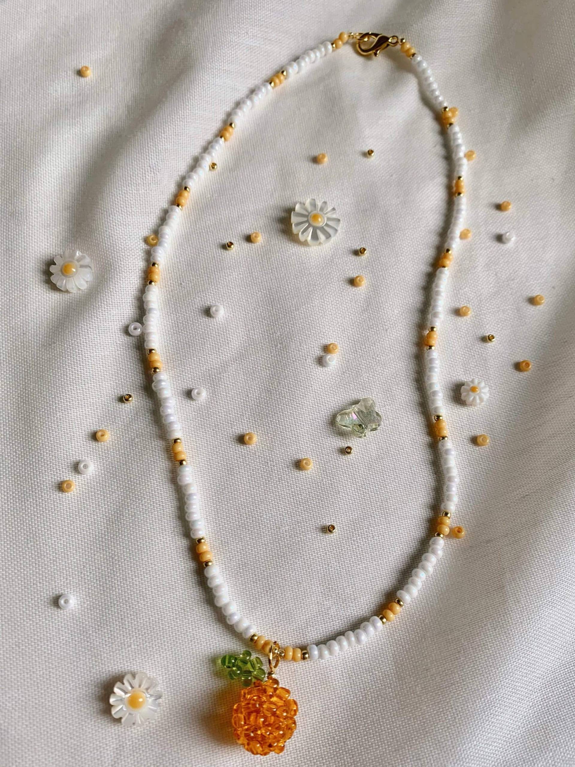 Cute Orange Charm Necklace von ChiJewelryOnlineShop