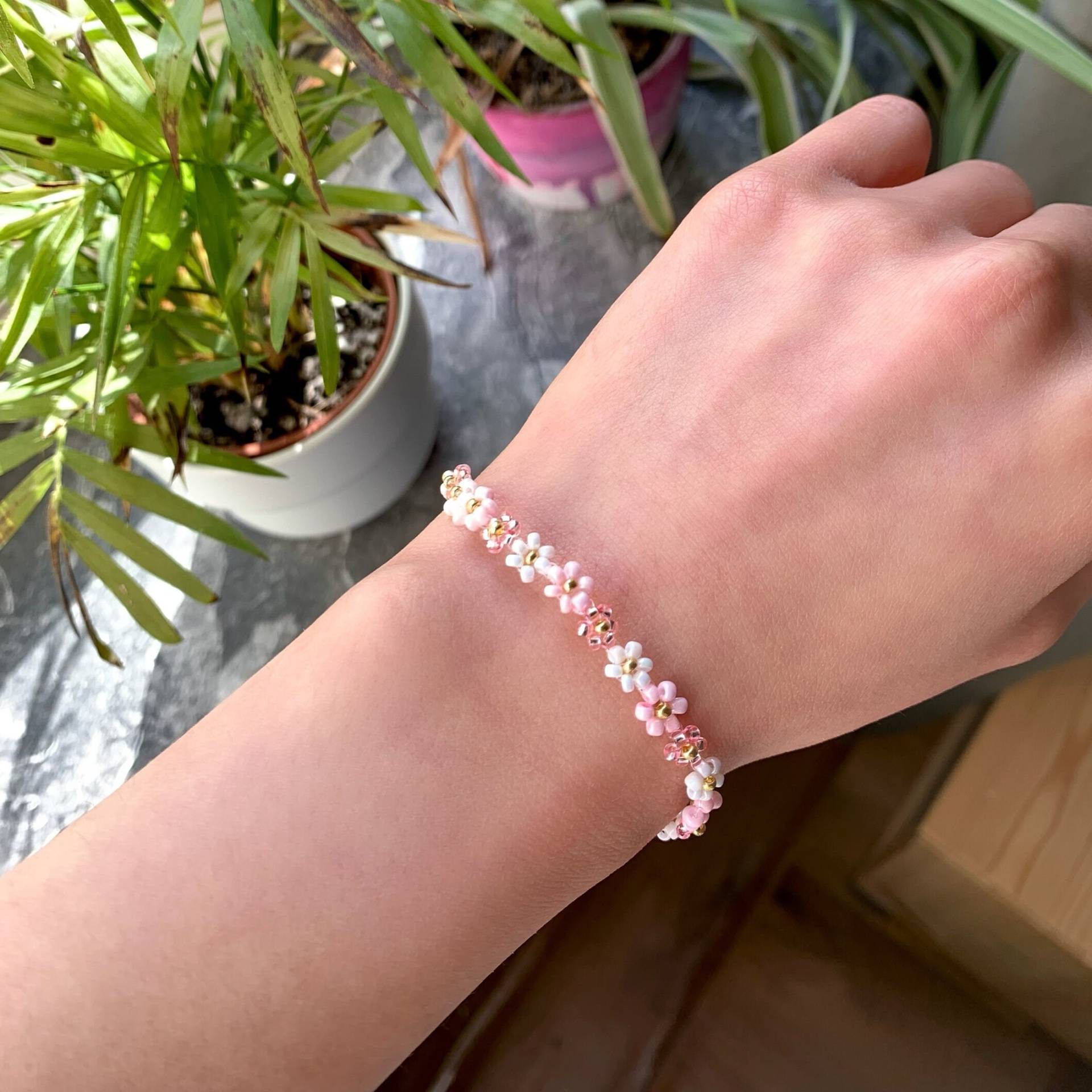 Daisy Bracelet, Cherry Blossom Pink Flower Bracelet von ChiJewelryOnlineShop