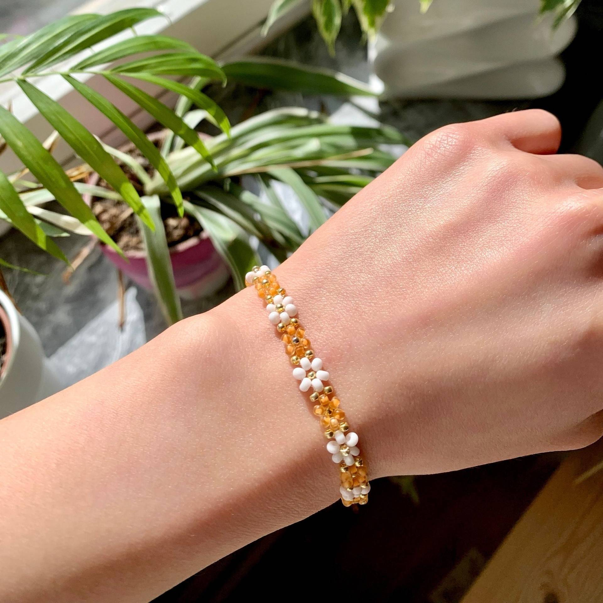 Floral Bracelet, Daisy Beaded Bracelet von ChiJewelryOnlineShop