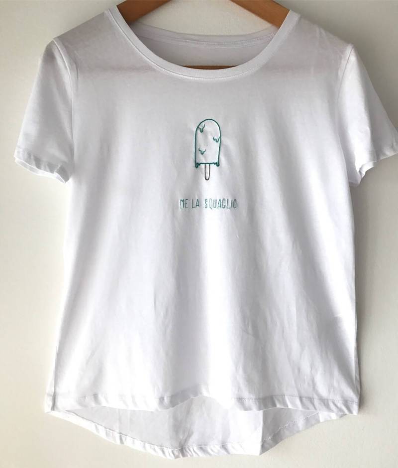 Mich La Squaglio_Hand Stickerei T-Shirt _ Ricamata A Mano Mich La Squaglio_Hand Stickerei T-Shirt _ Ricamata A Mano von Chiarazy