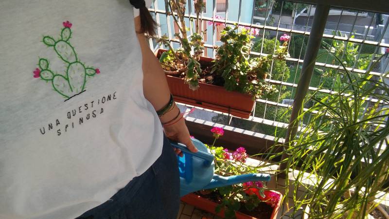 T-Shirt Mit Handstickerei _ Eine Heikle Frage von Chiarazy