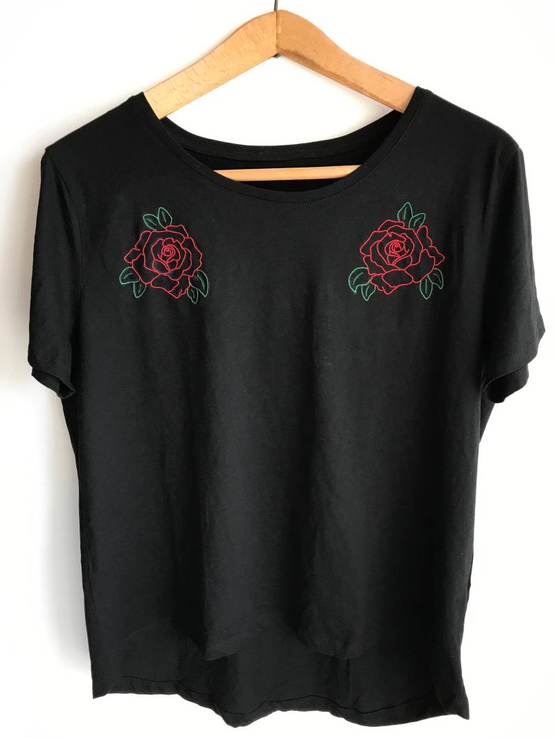 T-Shirt Mit Handstickerei - Rosen von Chiarazy