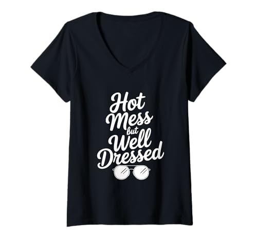 Damen Heißes Durcheinander, Aber gut gekleidet, frecher Stil, Statement T-Shirt mit V-Ausschnitt Damen Heißes Durcheinander, Aber gut gekleidet, frecher Stil, Statement T-Shirt mit V-Ausschnitt von Chic and Sassy Apparel for Fashionable Individuals
