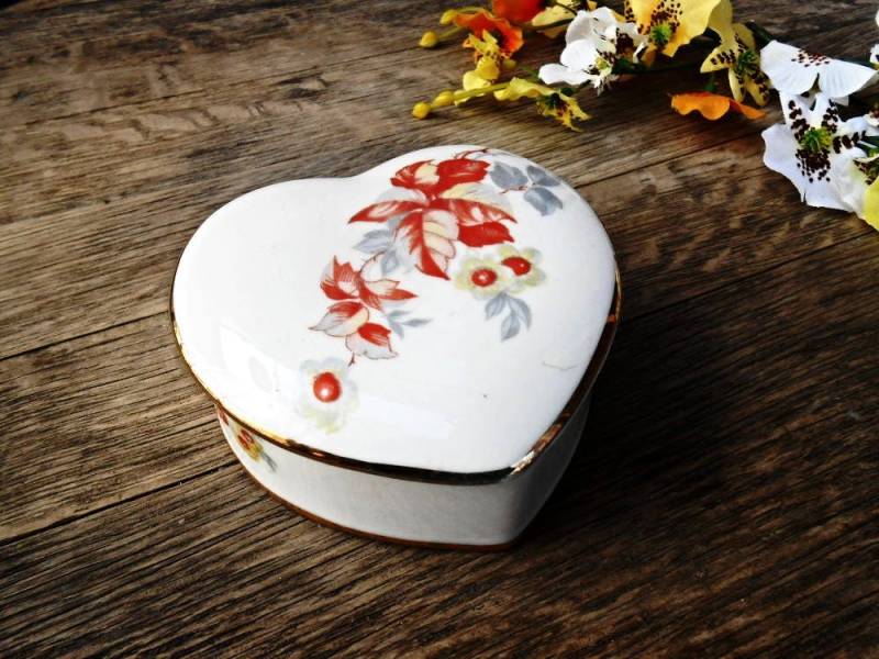 Schmuckbox West German 1930 Baensch Lettin Art Deco Weißes Herz Porzellan Keramik Dekoration Kunstdekor Vintage Schmuck Schmuckbox West German 1930 Baensch Lettin Art Deco Weißes Herz Porzellan Keramik Dekoration Kunstdekor Vintage Schmuck von ChicAndAntiques