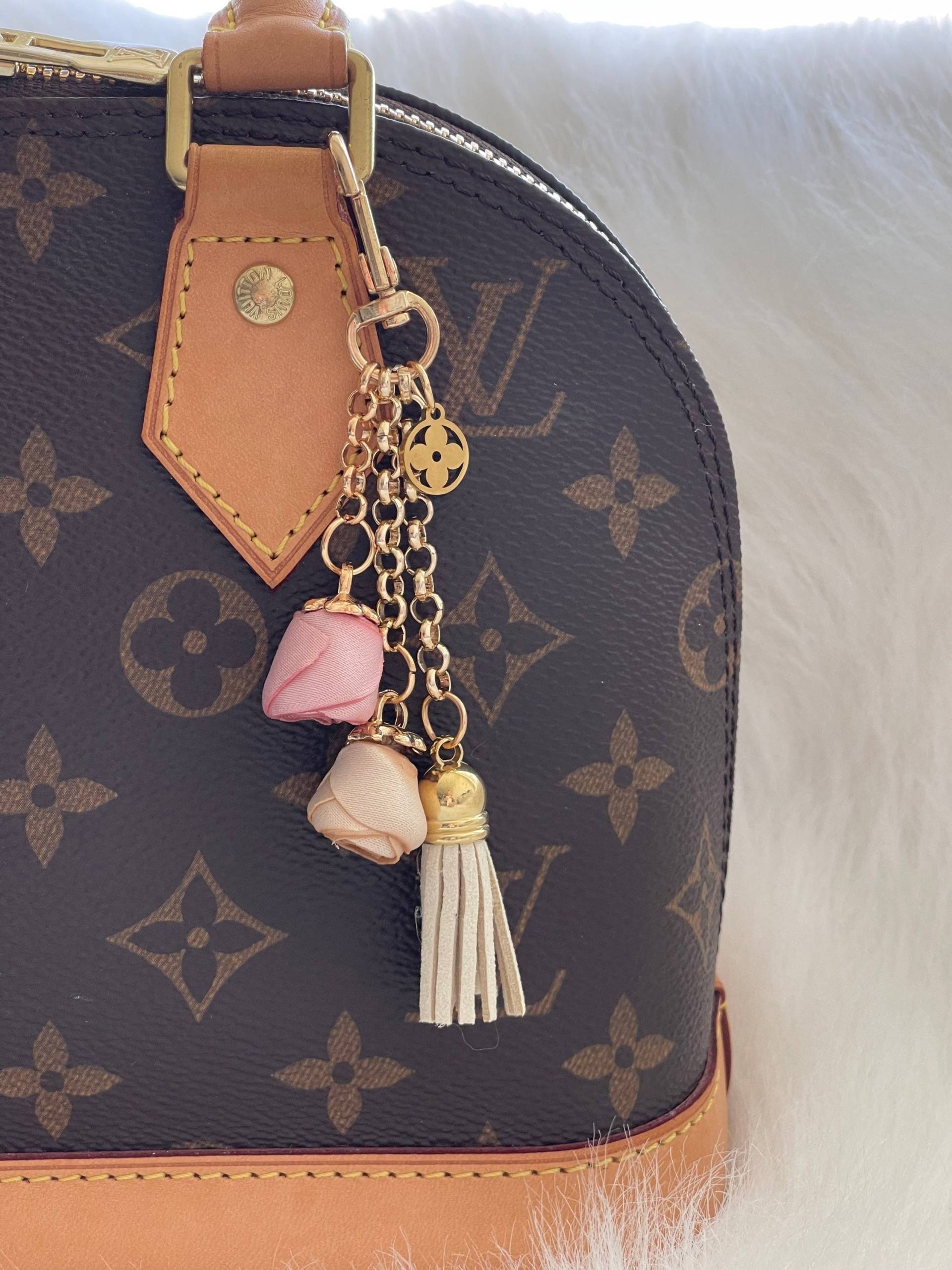 Rosa Und Beige Zierliche Rosenknospen, Mit Mini Kleeblatt. | Kunstleder Quaste Handtasche/Geldbörse Charm von ChicCharmsByCrystal